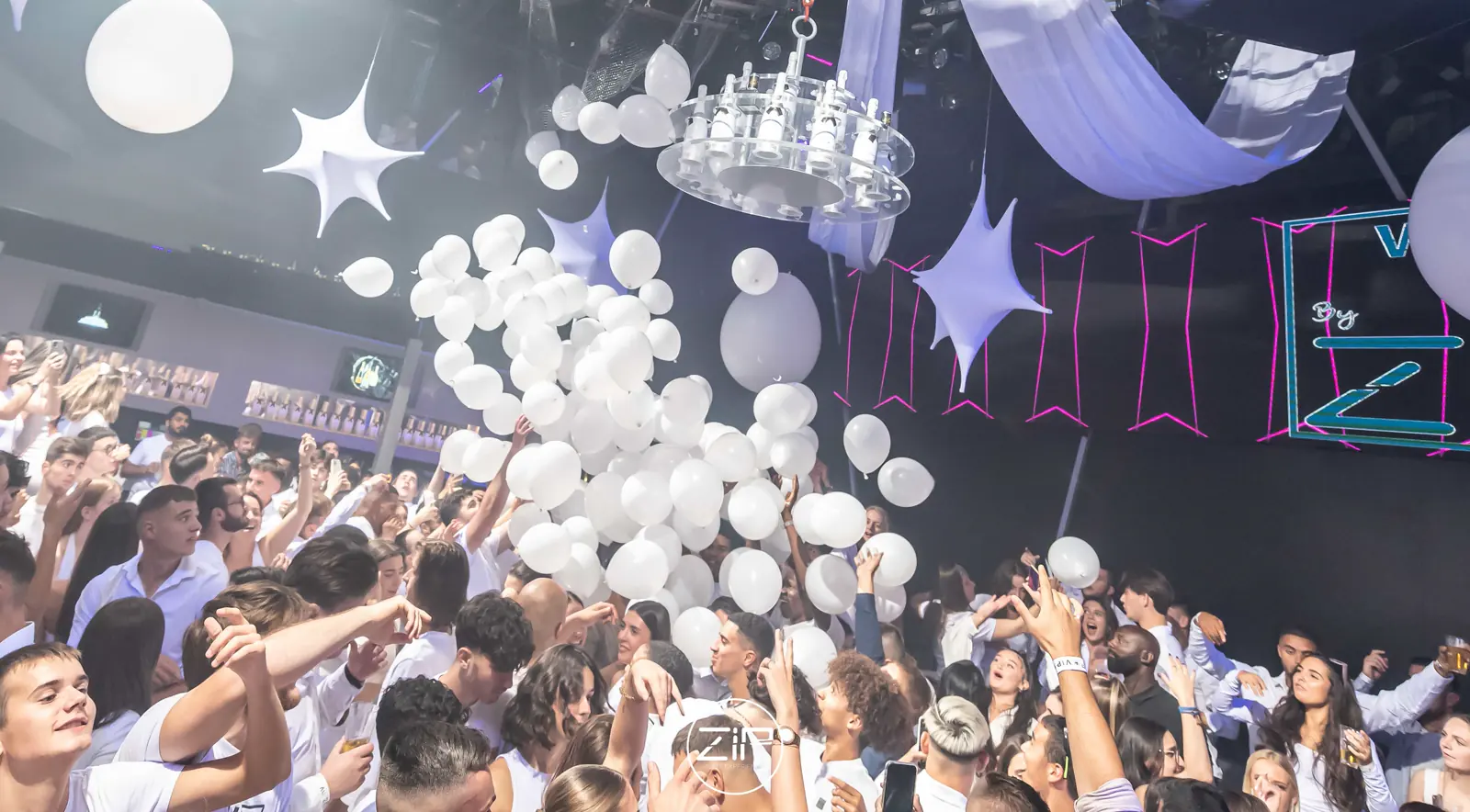 Soirée blanche au Zip Club de Vannes, lâcher de ballons au-dessus de la piste